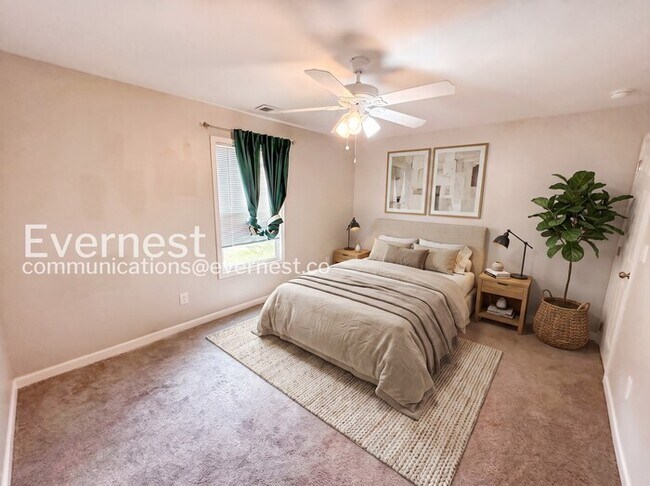 Building Photo - 3 Bed, 2 Bath Home with Carport / Available Now!