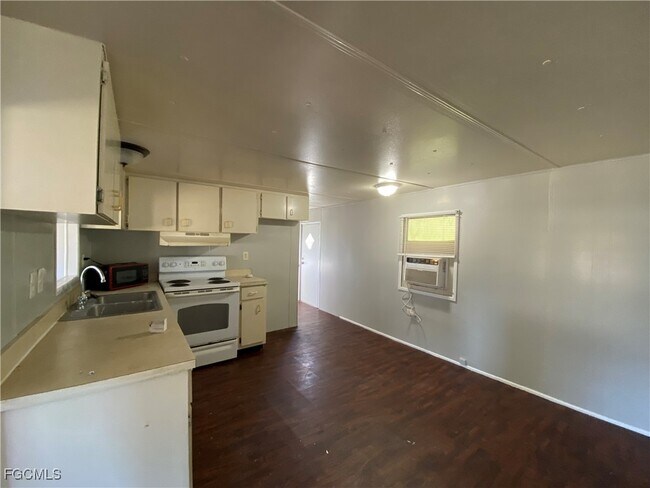 Foto del edificio - 8219 McDaniel Dr