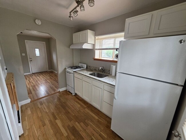 Building Photo - Studio Apartment Close to South Broadway!