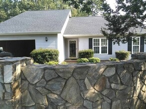 Building Photo - 3200 New Hampshire Dr