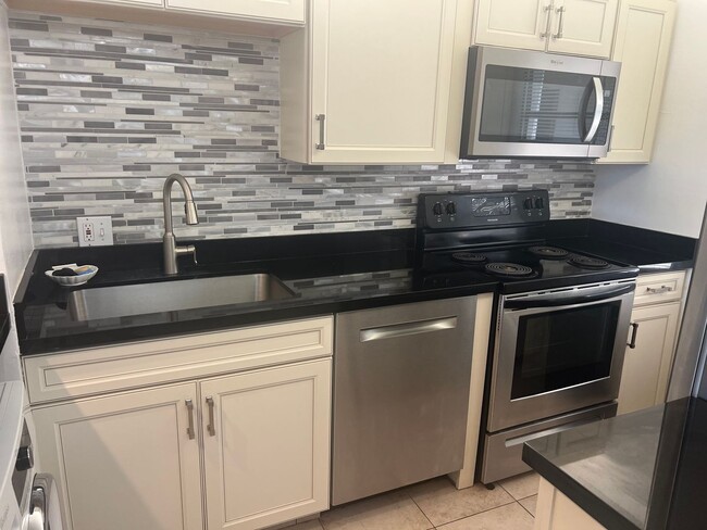 Foto del edificio - Charming 2-Bedroom, 2-Bath Condo at Royal ...