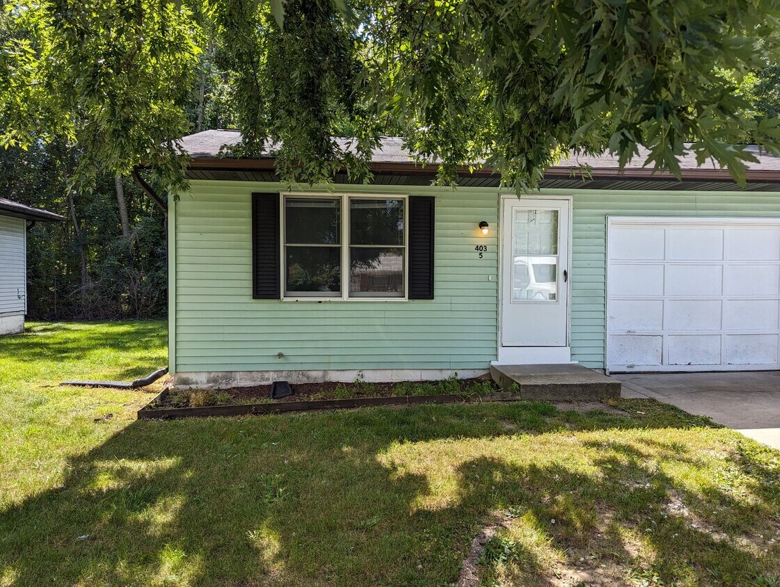 Primary Photo - 403 E. Palm Drive