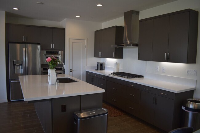 Foto del edificio - 3 Story 4 Bedroom 3.5 Bath Home in Del Sur...