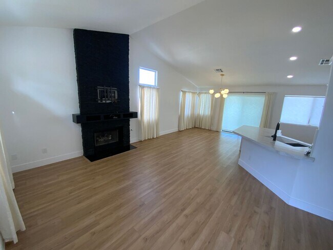 Foto del edificio - Gorgeous remodeled single story home in Henderson with 3 car garage!