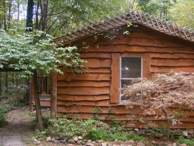 Foto del edificio - Rustic, wood-sided home located in the woo...