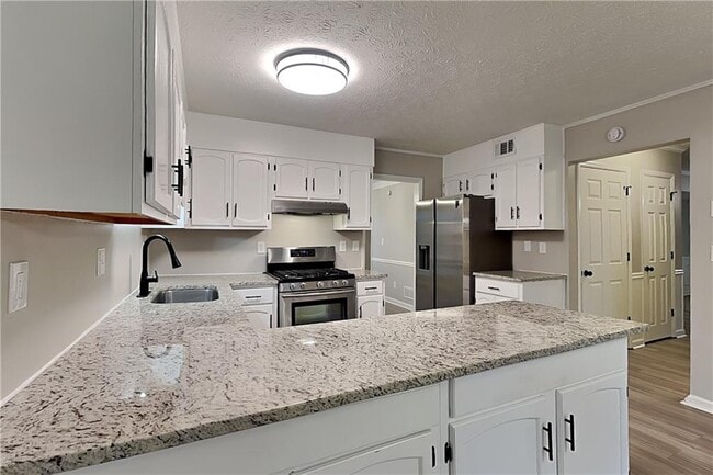 Building Photo - 9880 Lake Forest Way