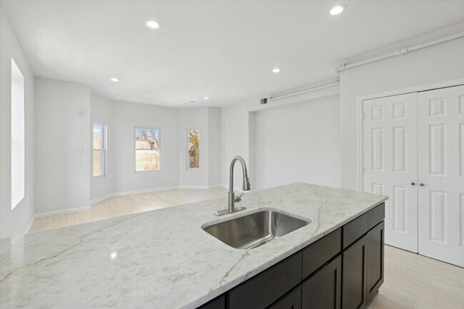 Photo - 1919 W Diamond St Apartment