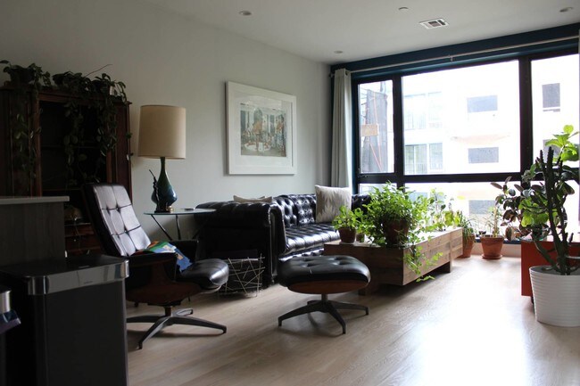 Building Photo - 1094 Madison St