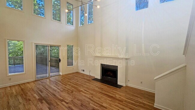 Building Photo - 1086 Pine Grove Ave NE