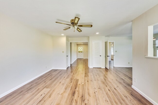 Building Photo - Lovely 3Bed/2 Bath Home with Beautiful Pri...
