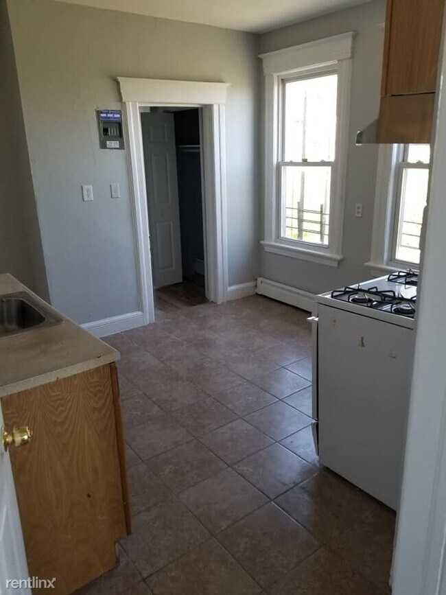 Building Photo - 3 br, 1 bath Apartment - 79 N 4th St Apt 7