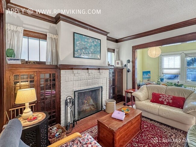 Foto del edificio - 2 Bedroom and Sunroom with 1 Car Garage.