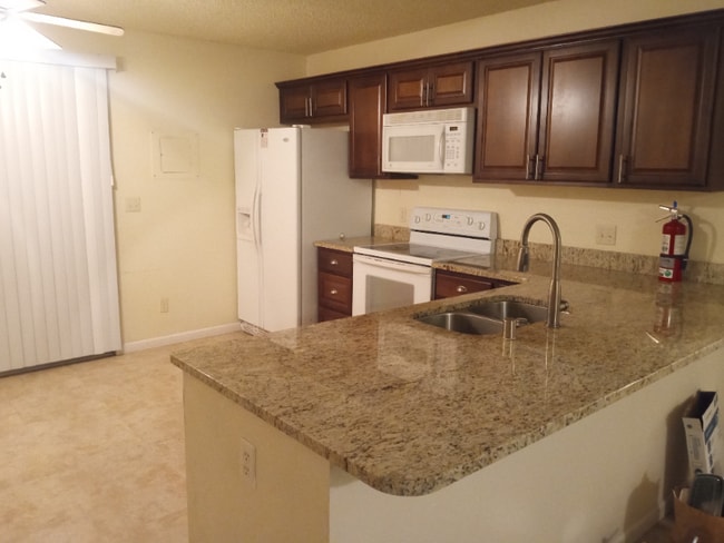Building Photo - 925 Hathaway Dr