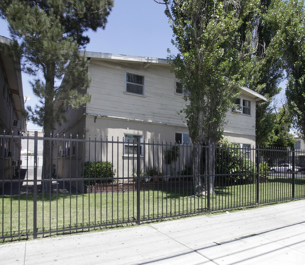 Building Photo - 11903 Vanowen St