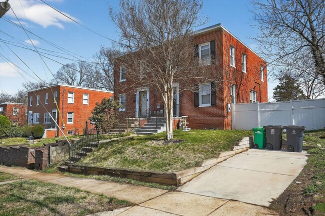 Spacious Townhome with driveway - Spacious Townhome with driveway