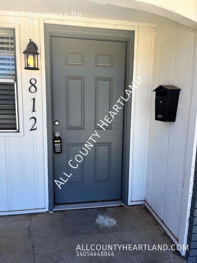 Building Photo - 812 Ridgeway Dr
