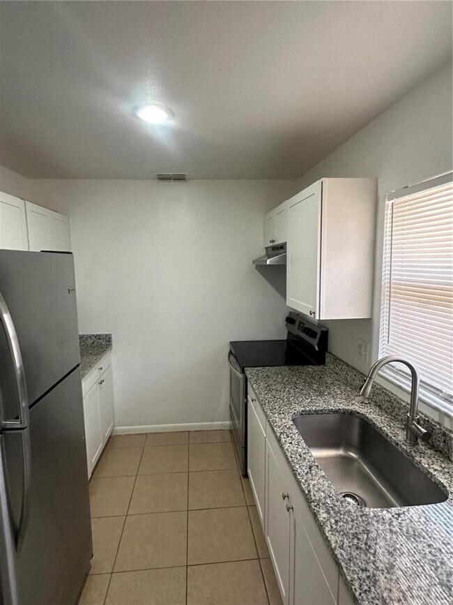 Foto del edificio - 2220 Leo Dr