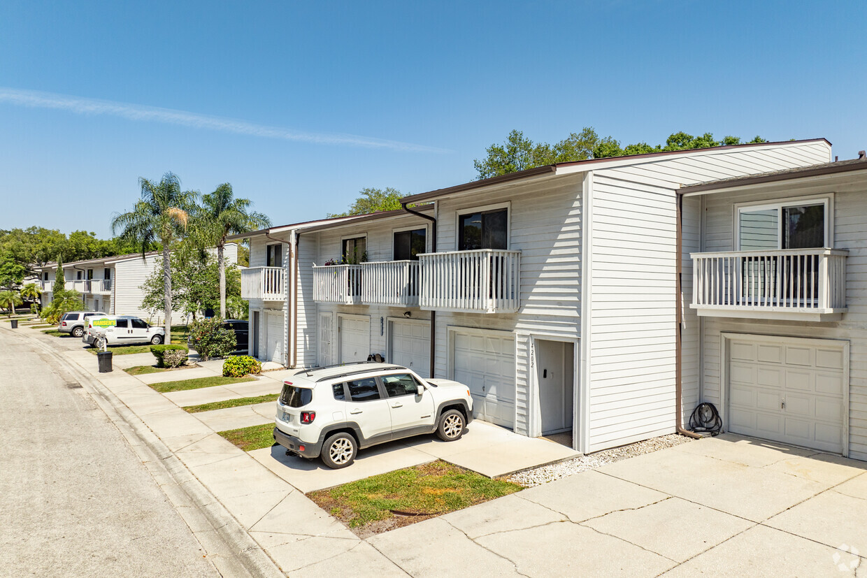Primary Photo - Lake Forest Condominiums