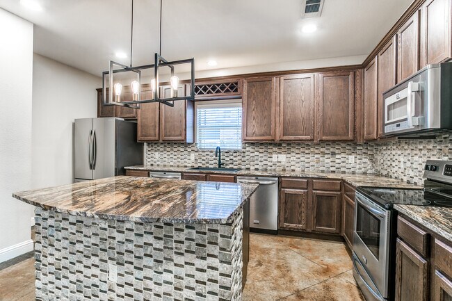 Building Photo - 2733 Lubbock Ave