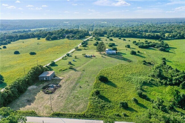 Foto del edificio - 7 acres with 5 bed, 3 bath less than 25 mi...