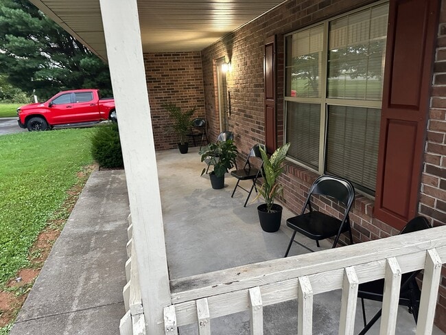 Building Photo - 2610 Mayfield Dr