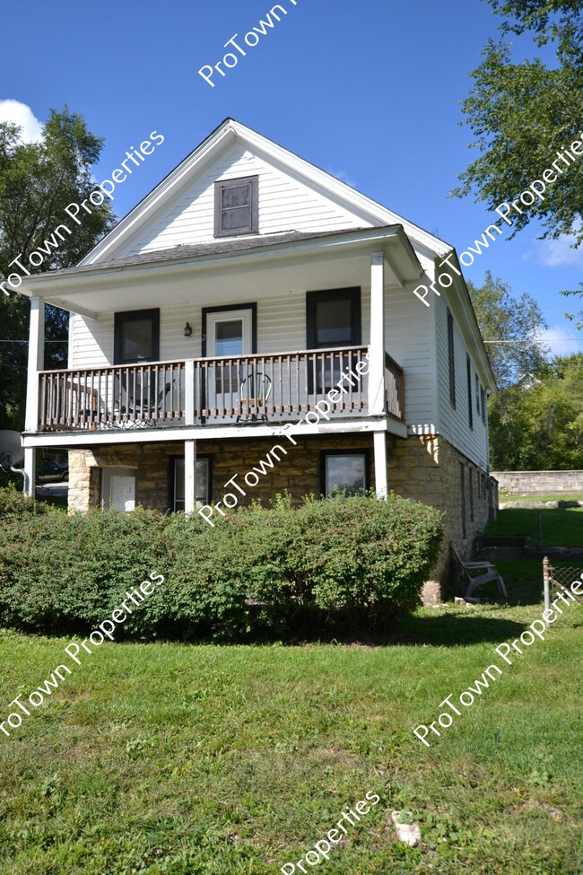 Building Photo - 801 N Bluff St
