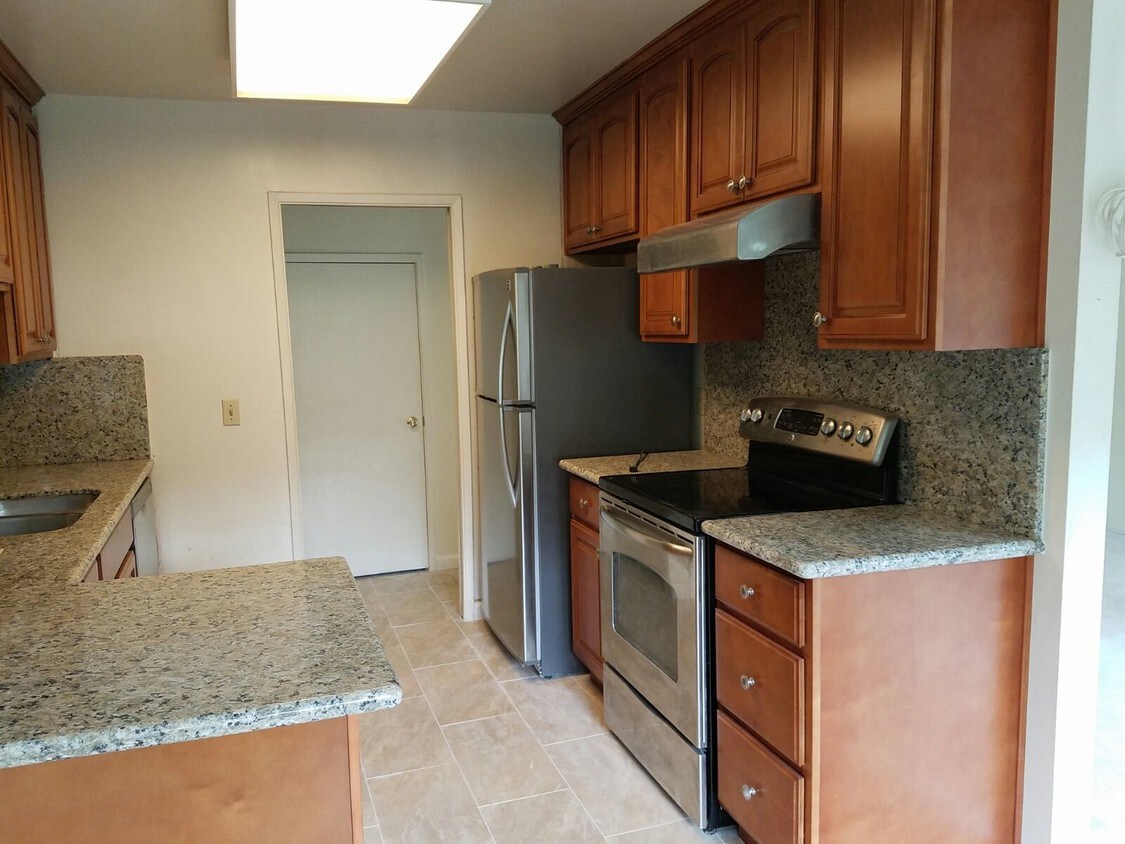 Kitchen - 7100 Rainbow Dr