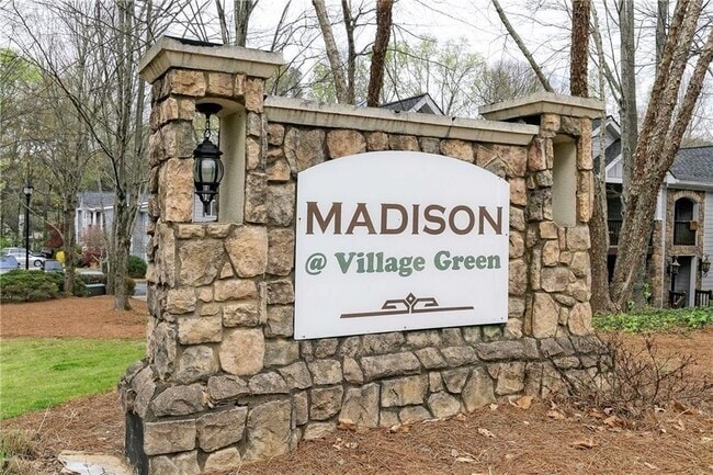 Building Photo - 804 Madison Ln S E
