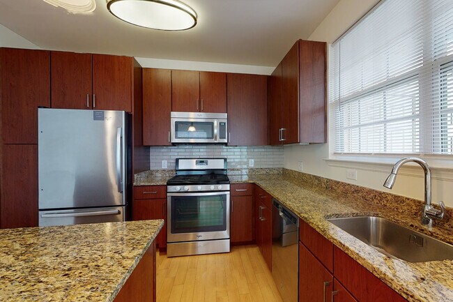 Foto del edificio - 998 Stewart Ave