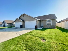Building Photo - 1007 S 90th Ave