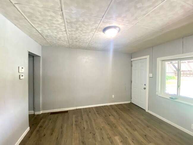 Building Photo - Newly Renovated 2 Bed, 1 Bath Home with Ce...
