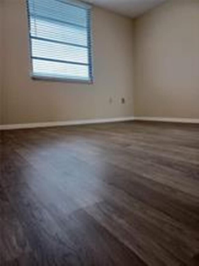 Building Photo - 1703 Whitehall Dr