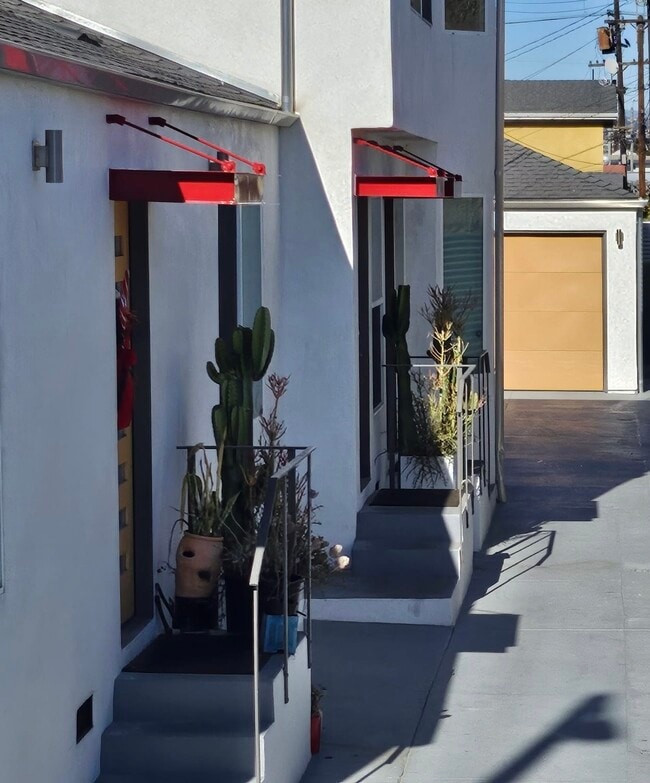 Entry apartments - 4415 Exposition Blvd