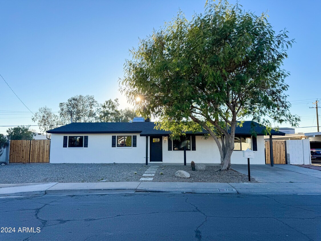Foto principal - 702 N 78th St