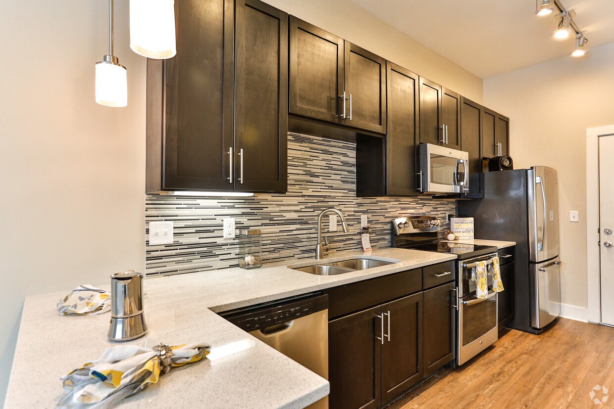 Colonial Reserve at South End Apartments Charlotte, NC