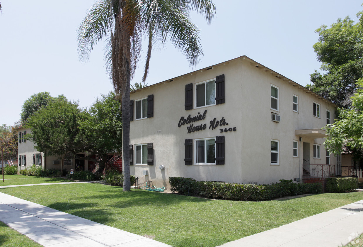 Primary Photo - Colonial House Apartments