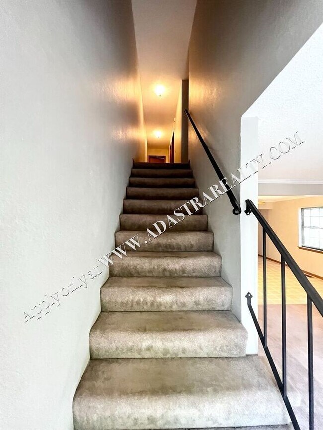 Building Photo - Spacious Duplex in Lee's Summit-Available ...