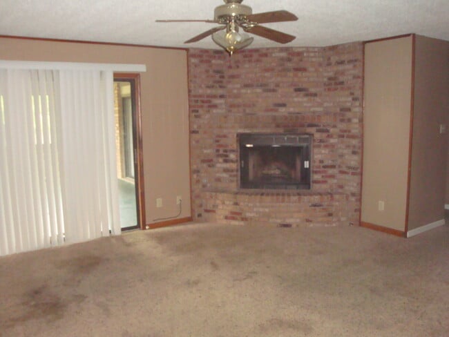 Building Photo - 1504 Coach St