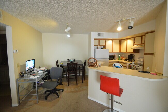 Building Photo - 1 bed/1 bath @ Venetian Place AVAILABLE NOW!