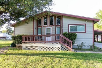 Building Photo - 883 Commodore Dr