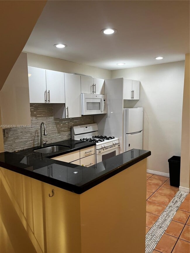 Building Photo - 8650 SW 67th Ave