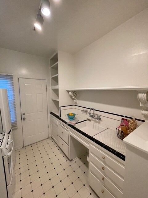 Kitchen - 1104 Brent Ave