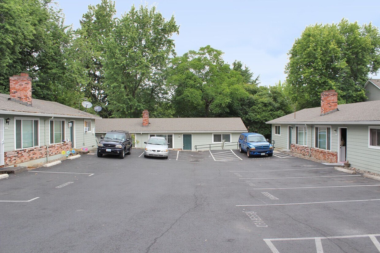 Foto principal - 10535-10535 NE Fremont St