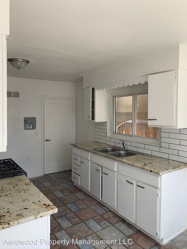 Building Photo - 5 br, 2 bath Apartment - 1429 W Dakota Ave