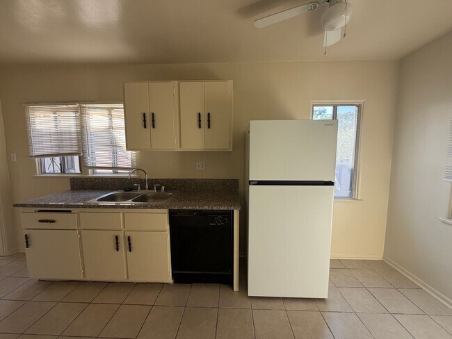 Foto del edificio - 1378-1378 W 13th St