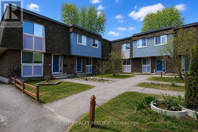 Building Photo - 2988 Fairlea Cres