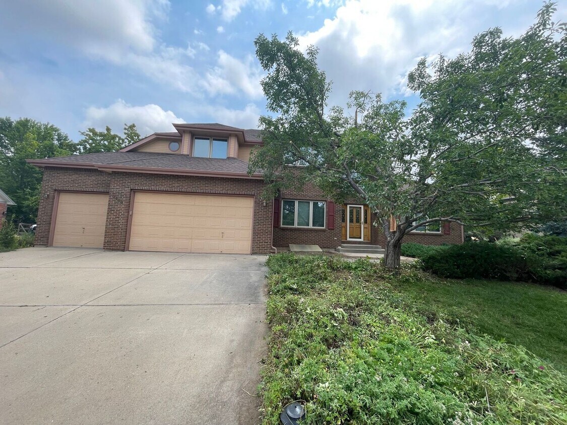 Primary Photo - Beautiful Creekside Estates Home! Availabl...