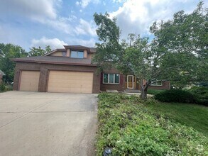Building Photo - 2140 Parkview Dr