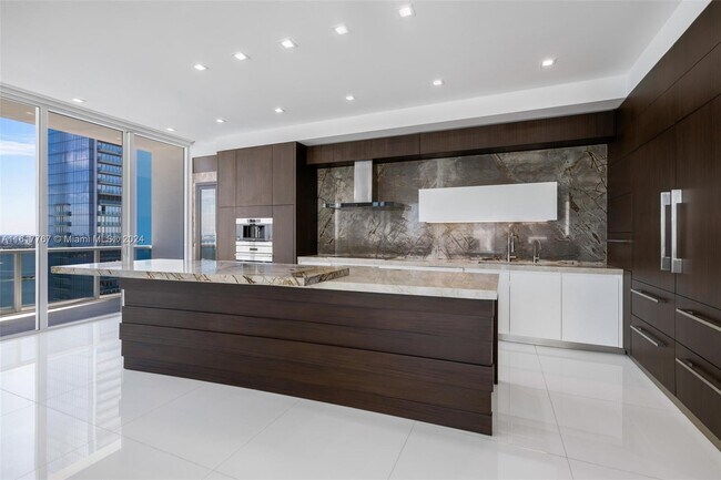 Foto del edificio - 600 NE 27th St