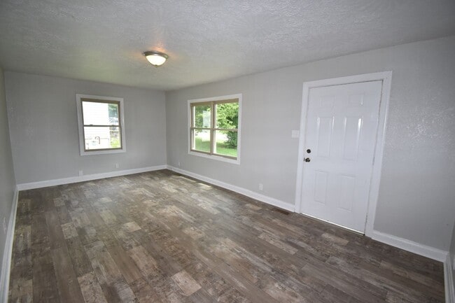 Building Photo - Renovated 2 Bedroom Pet Friendly Home For Rent!